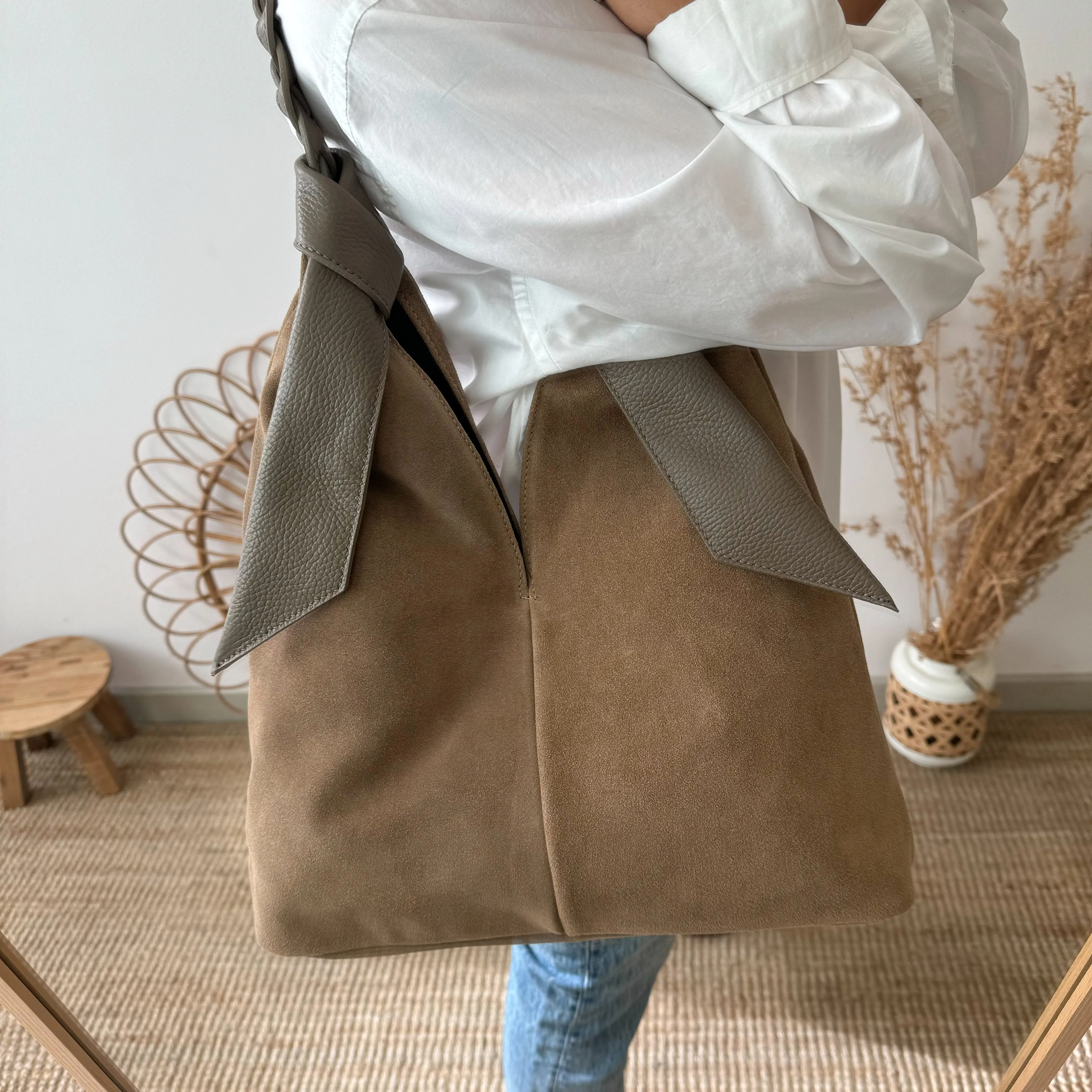 Bolso serraje asa trenza en piel taupe