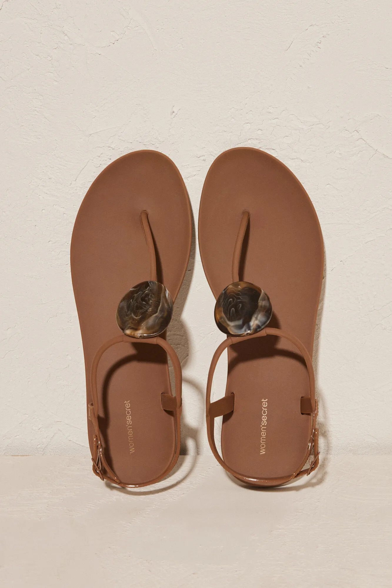 Sandalias planas marrones