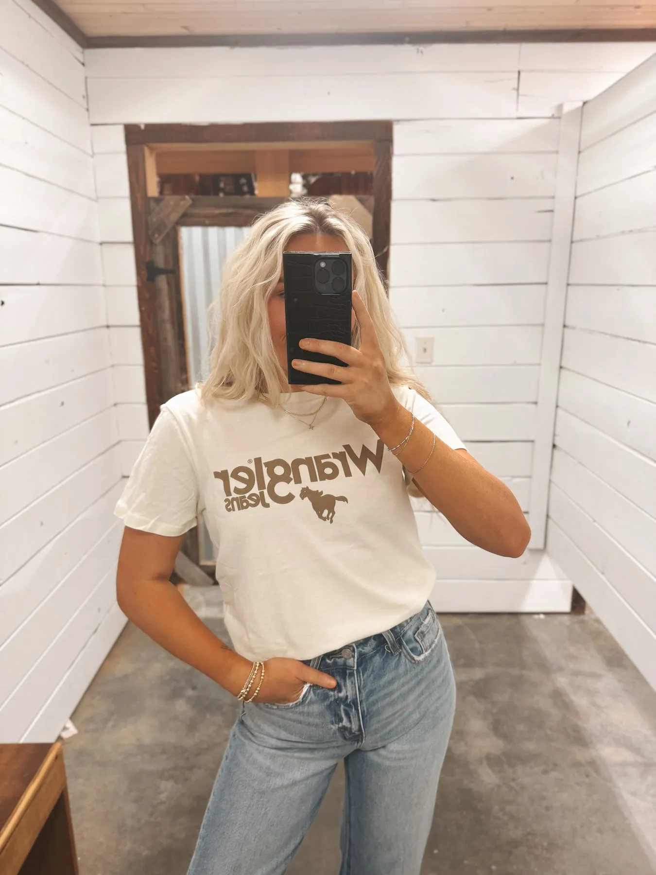 WOMEN'S WRANGLER KABEL LOGO REG FIT TEE IN ANTIQUE WHITE-