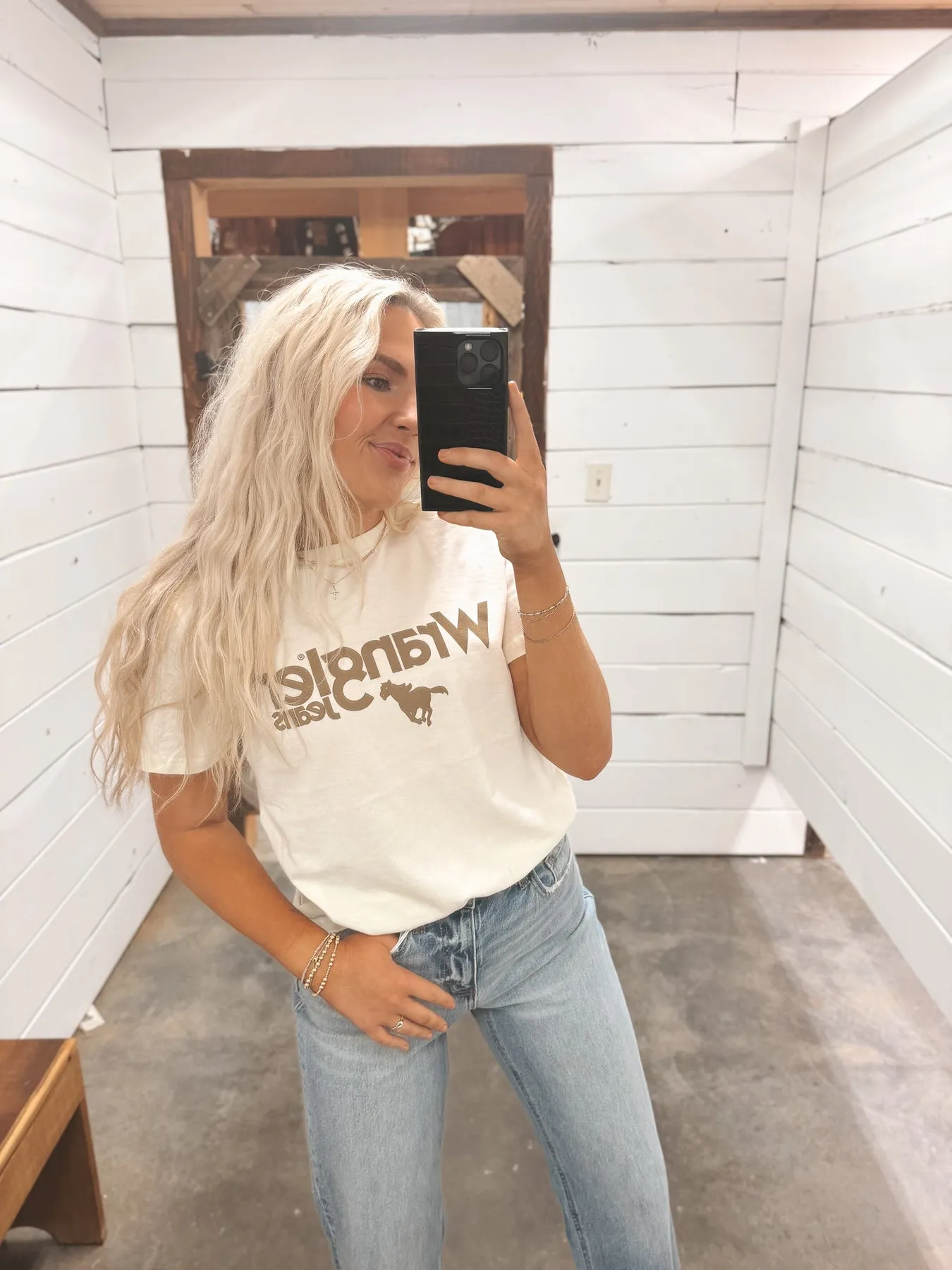 WOMEN'S WRANGLER KABEL LOGO REG FIT TEE IN ANTIQUE WHITE-