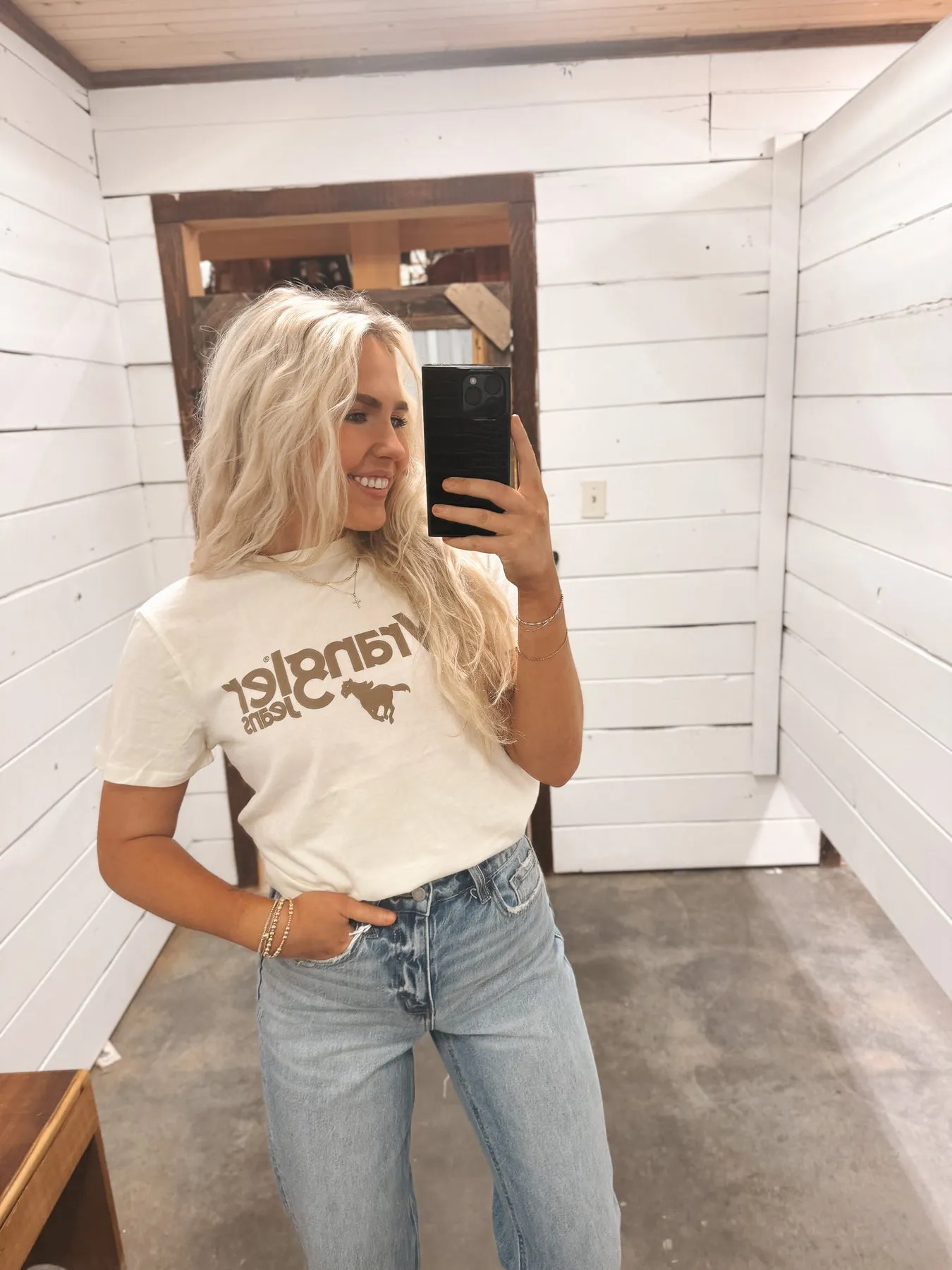 WOMEN'S WRANGLER KABEL LOGO REG FIT TEE IN ANTIQUE WHITE-