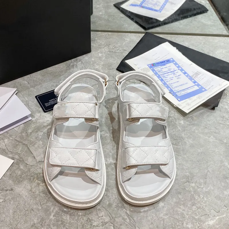 Zapatillas de mujer Sandalias planas Estilo famoso para mujer Zapatos de diseño de playa de verano Sandalias de cuero genuino de