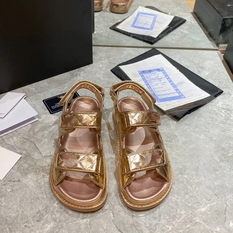 Zapatillas de mujer Sandalias planas Estilo famoso para mujer Zapatos de diseño de playa de verano Sandalias de cuero genuino de